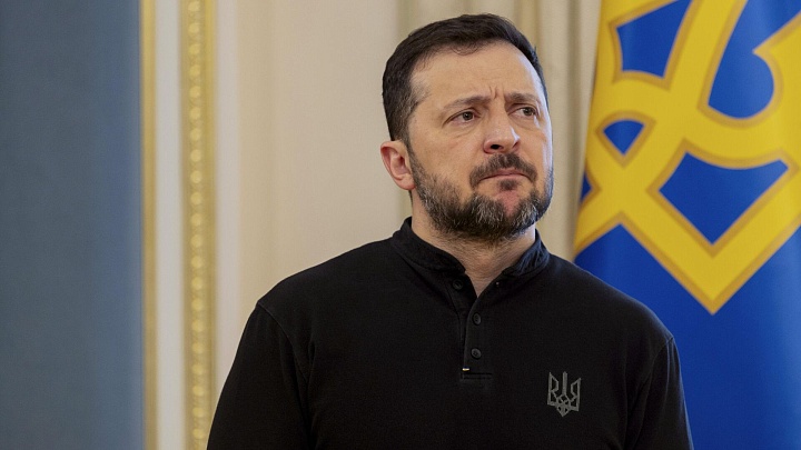 Украинская военнослужащая в знак протеста вернула Зеленскому госнаграды