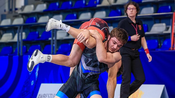 Российские борцы вольного стиля взяли пять золотых медалей на молодежном ЧЕ